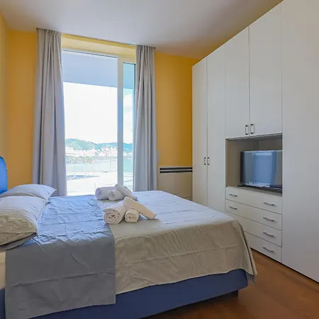 Amami Al Crescent アパート