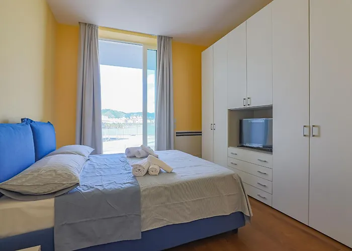 Amami Al Crescent 아파트